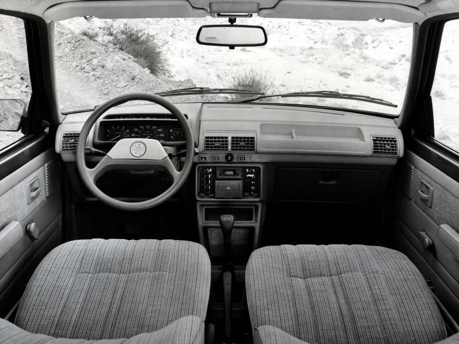 Торпедо Peugeot 205 5-Door 1983 года  (фото 7 из 14)